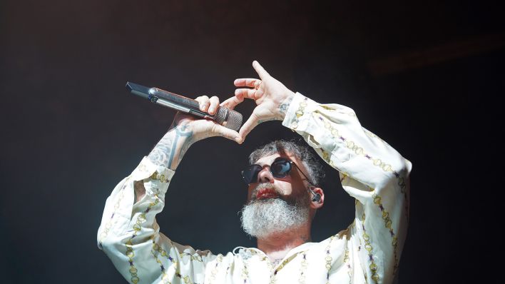 Rapper Sido formt mit seinen Händen ein Herz bei seiner Weihnachtsshow am 12.12.2023.(Quelle:rbb/M.Wenzel)