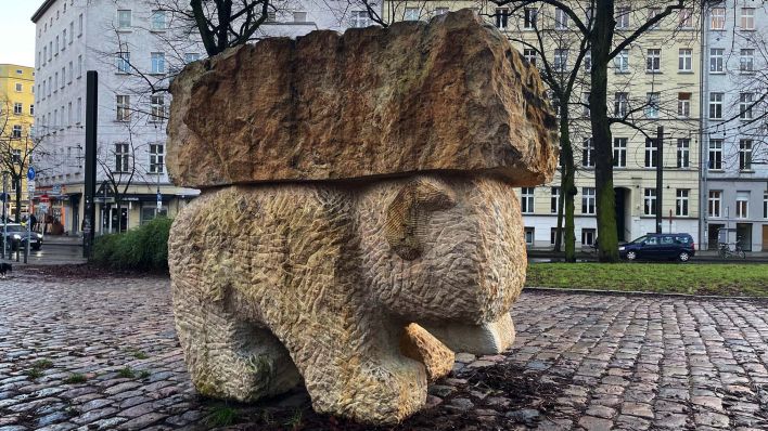 Die Skulptur "Why I bear- Großer Lastenbär" (2021) von Stefan Rink am Zionskirchplatz.(Quelle:rbb/J.S.Fischer)