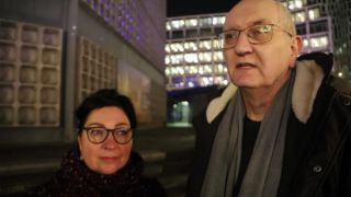 Astrid Passin und Gerhard Zawatzki auf dem Weihnachtsmarkt am Breitscheidplatz. (Quelle: rbb)