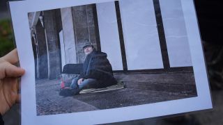 Bichler gibt ein Foto herum aus seiner Zeit auf der Straße. Das Bild zeigt ihn auf einem Gitterrost am Bahnhof Zoo. Auf dem Gitter schlief er oft in kalten Winternächten – weil aus ihm die warme Abluft der U-Bahn strömte. (Quelle: rbb)