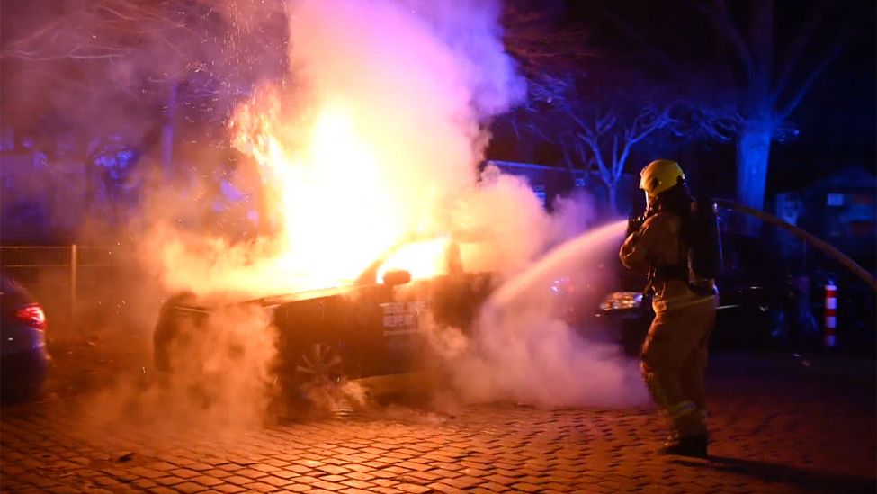 Mehrere Autos brannten in der Silvesternacht, am 01.01.2024 in Berlin. (Quelle: tv news Kontor)