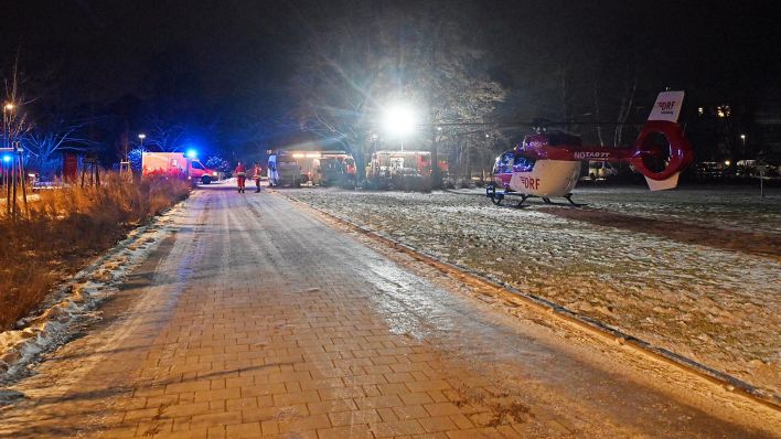Ein Schwerverletzter wird am 18.01.2024 nach einem Wohnungsbrand in Hakenfelde, Spandau behandelt. (Quelle: Morris Pudwell)