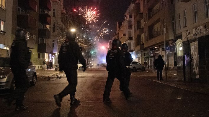 Einsatz von Pyrotechnik: Polizei und Feuerwehr in Berlin sprechen sich für  Böllerverbot aus - Wegner dagegen