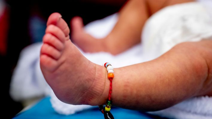 Am Fuß eines Neugeborenen ist ein Bändchen angebracht, Symbolbild (Quelle: Robin Utrecht)