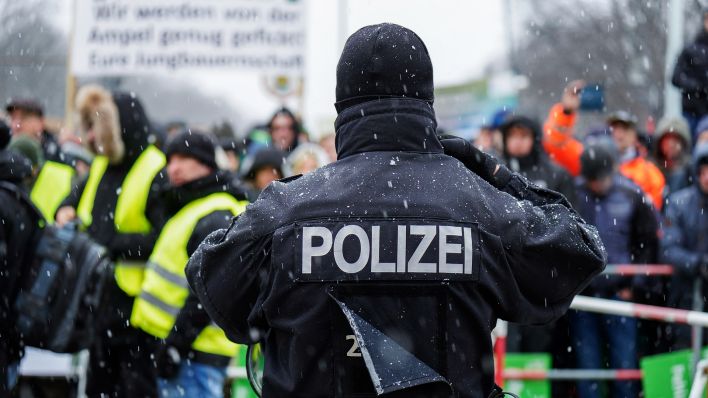 Ein Polizist bei den Bauernprotesten vor dem Brandenburger Tor am 15.01.2024.(Quelle:picture alliance/Geisler-Fotopress/B.Elmenthaler)