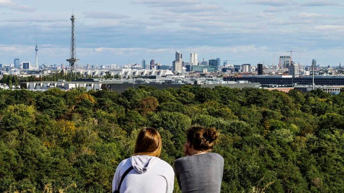 Symbolbild:Zwei Personen geniessen die Aussicht vom Teufelsberg auf den Grunewald und die Berliner Skyline.(QUelle:picture alliance/Schoening)