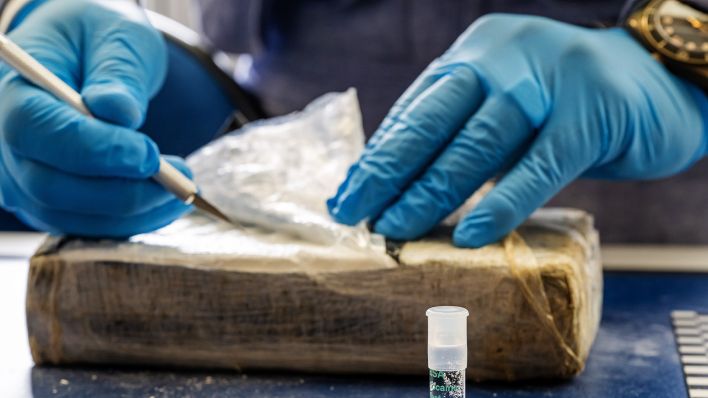 Symbolbild:Eine Probe wird aus einem sichergestellten Paket mit Kokain entnommen.(Quelle:picture alliance/dpa/P.Kneffel)