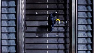 Symbolbild:Eine Reinigungskraft wischt eine Treppe, die mit Pfeilen fuer die jeweiligen Laufrichtungen markiert ist, aufgenommen in Berlin.(Quelle:picture alliance/photothek/F.Gaertner)