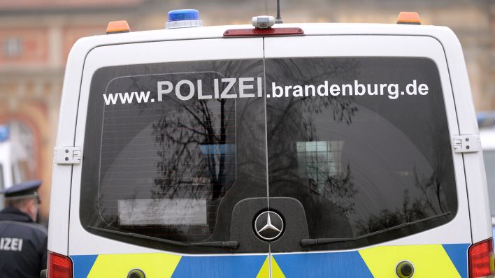 Symbolbild:Ein Polizeiwagen mit der Internetadresse Polizei Brandenburg steht bei einem Einsatz in Potsdam.(Quelle:picture alliance/dpa-Zentralbild/R.Hirschberger)