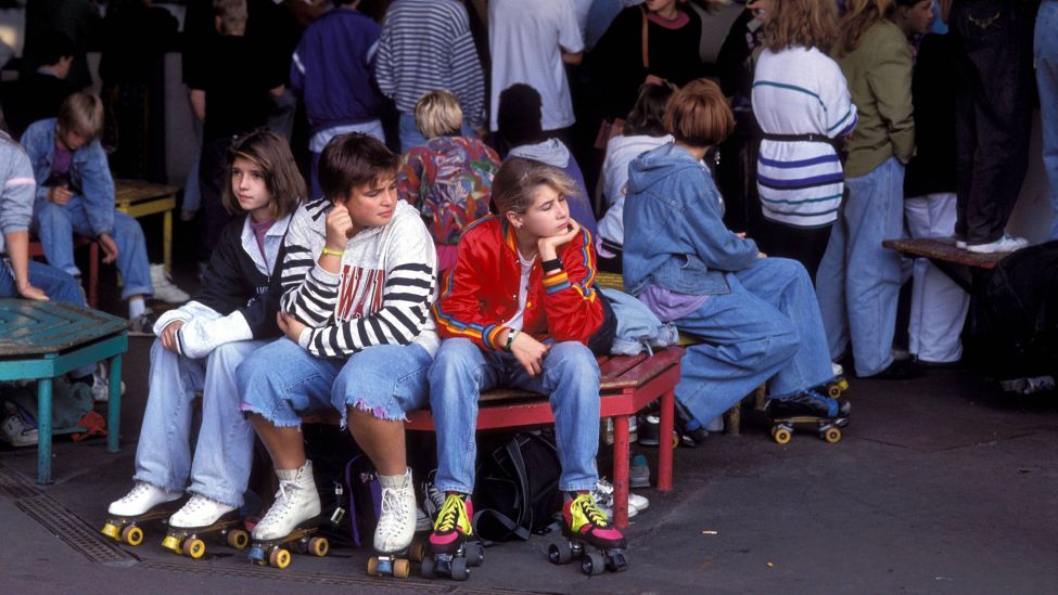 Archivbild:Freundinnen sitzen mit Rollschuhen auf einer Bank im SEZ am 10.05.1988.(Quelle:imago images/PEMAX)
