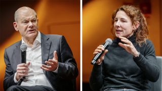 Zwei Einzelbilder jeweils Olaf Scholz und Juli Zeh in einer Diskussionsrunde am 30.01.2024 (Quelle: Picture Alliance/Sebastian Rau)