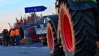 Landwirte blockieren am 08.01.2024 mit ihren Traktoren die Auffahrt auf die Autobahn A12. (Quelle: dpa/Patrick Pleul)