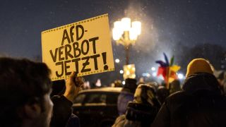 Ein Schild mit der Aufschrift "AfD-Verbot jetzt!" wird im Rahmen der Demonstration "Auf die Strasse! Gegen Nazistische Deportationsplaene der AfD", am 17.01.2024 vor dem Roten Rathaus in Berlin in die Luft gehalten. (Quelle: dpa/Kira Hofmann/photothek)