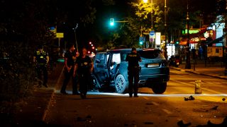 Symbolbild: Ein zerstörtes Auto steht am späten Abend auf der Yorckstraße. (Quelle: dpa/Zinken)