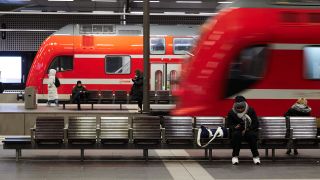 Symbolbild: Reisende warten im Hauptbahnhof auf ihre Züge. (Quelle: dpa/Carstensen)