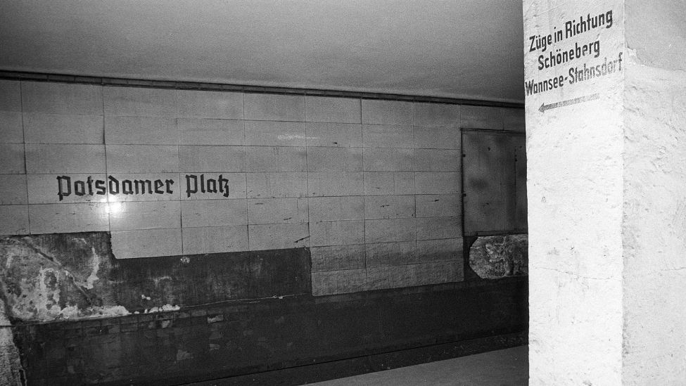 Blick in die Anlagen des U-Bahnhofs am Potsdamer Platz in Berlin, aufgenommen am 09.03.1990. Die Station, die im Grenzbereich des geteilten Berlins steht, war nach Errichtung der Berliner Mauer im August 1961 geschlossen worden und bliebt fast dreißig Jahre unberührt. (Quelle: dpa/Peter Kneffel)