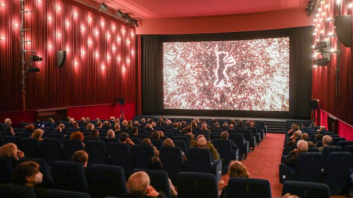 Symbolbild: Kinobesucher sitzen bei einer Filmpremiere im Kinosaal vom Delphi-Filmpalast. (Quelle: dpa/Kalaene)