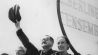 Bertolt Brecht und Helene Weigel während der Mai-Demonstration in Berlin Ost. 1954. Photographie. (Quelle: dpa/brandstaetter images/Votava)