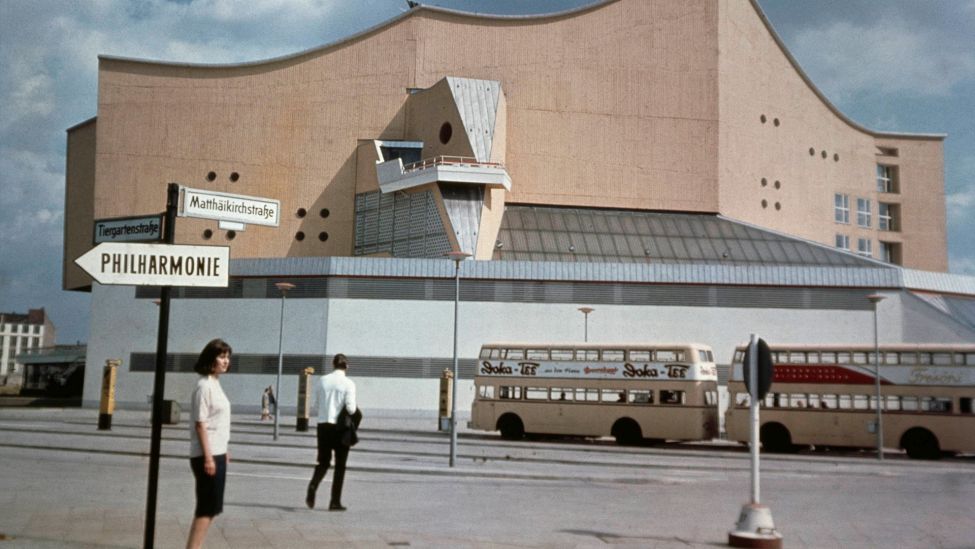 Foto der Philharmonie in West-Berlin im Jahr 1965. (Quelle: akg-images / Gert Schütz)