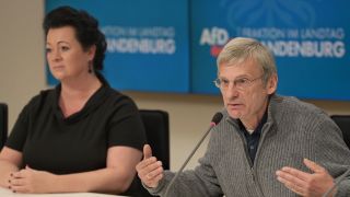 Archivbild: Hans-Christoph Berndt, neu gewählter Fraktionsvorsitzender der Brandenburger AfD, spricht während einer Pressekonferenz neben Birgit Bessin, stellvertretende Fraktionsvorsitzende. (Quelle: dpa/Stache)