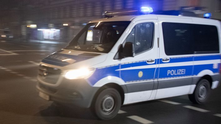 Symbolbild: Ein Einsatzfahrzeug der Polizei fährt auf der Straße. (Quelle: dpa/Zinken)