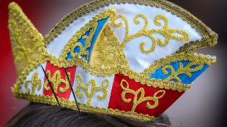 Symbolbild: Eine Narrenkappe wird zum Karneval getragen. (Quelle: dpa/Maximilian Koch)