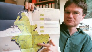 Archivbild: Potsdam (Brandenburg): Auf einer Landkarte zeigt Axel Bronstert, Projektleiter am Potsdamer Institut für Klimaforschung, den Verlauf des Rheins. (Quelle: dpa/Kalaene)