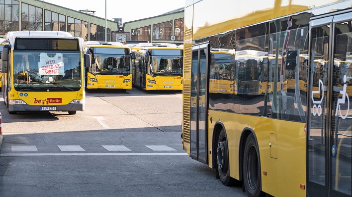 Busse der Berliner Verkehrsbetriebe (BVG) stehen am 01.04.2019 auf dem Betriebshof an der Müllerstraße in Berlin. (Quelle: dpa/Paul Zinken)