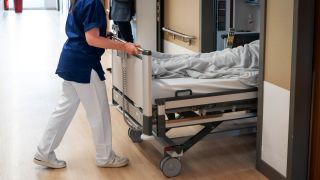 Symbolbild: Pflegepersonal beim schieben von einem Pratient im Krankenbett ins Krankenzimmer. (Quelle: Jens Krick)