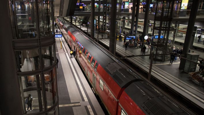Symbolbild: Ein Zug steht am Berliner Hauptbahnhof. (Quelle: dpa/Kuenne)