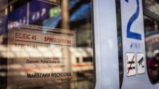 Archivbild: Der Zug «EC 45 Spree», der zwischen Berlin und Warschau fährt, steht am Berliner Hauptbahnhof vor der Abfahrt. (Quelle: dpa/Juarez)
