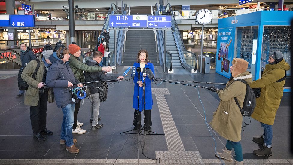 Anja Bröker, Konzernsprecherin der Deutschen Bahn, gibt am Hauptbahnhof in Berlin ein Statement.