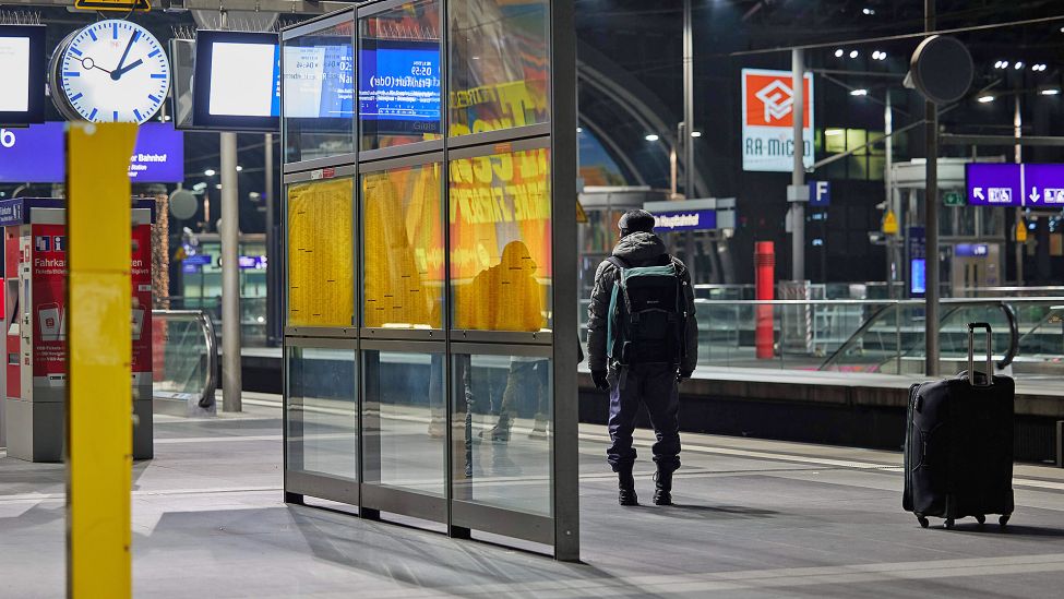 Ein Reisender steht am 10.01.2024 im Berliner Hauptbahnhof und wartet auf einen Zug. (Quelle: Picture Alliance/Joerg Carstensen)