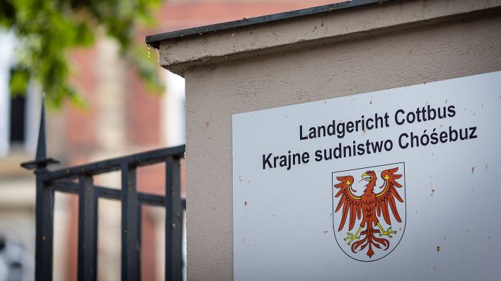 "Landgericht Cottbus" steht am 23.06.23 auf Deutsch und auf Sorbisch am Eingang zum Hof des Gerichtsgebäudes.(Quelle: Picture Alliance/ Frank Hammerschmidt)