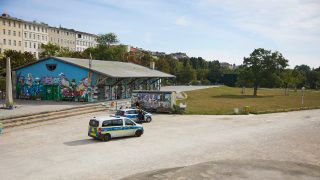 Symbolbild: Polizeikräfte stehen mit zwei Fahrzeugen im Görlitzer Park. (Quelle: dpa/Jörg Carstensen)