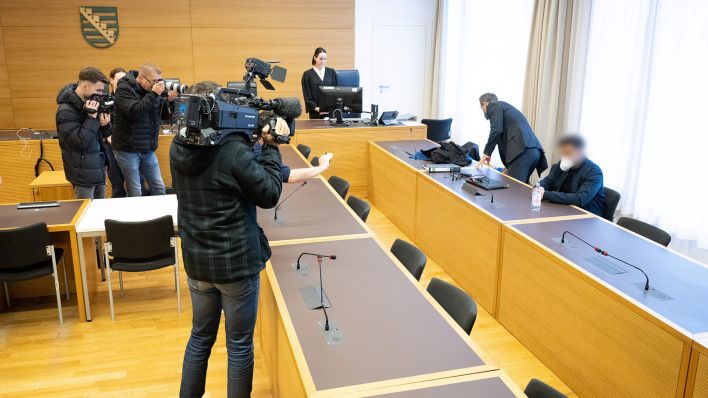 Ein Angeklagter (r) in einem weiteren Prozess um den Juwelenraub im Grünen Gewölbe sitzt im Landgericht vor Prozessbeginn auf seinem Platz. (Quelle: dpa/Kahnert)
