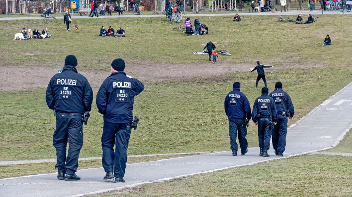 Archivbild: Polizisten laufen am 05.03.2021 durch den Görlitzer Park in Berlin Kreuzberg. (Quelle: Picture Alliance/Global Travel Images)