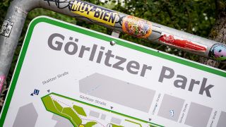 Symbolbild: Ein Schild mit einer Karte steht im Görlitzer Park. (Quelle: dpa/Fabian Sommer)