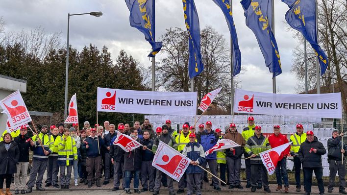 Vertreter der Kautschuk-Gewerkschaft IGBCE und Mitarbeiter vom Reifenwerk der Goodyear Dunlop Tires GmbH protestieren für den Erhalt des Werkes in Fürstenwalde. (Quelle: dpa/Pleul)