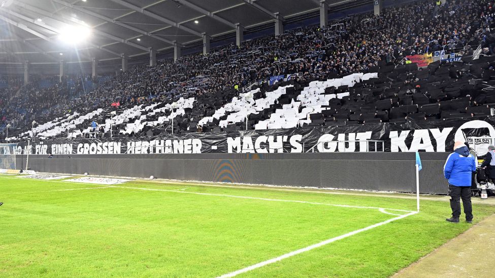 Karlsruher Fans gedenken vor Spielbeginn dem verstorbenen Präsidenten von Hertha BSC, Kay Bernstein. (Quelle: dpa/Deck)