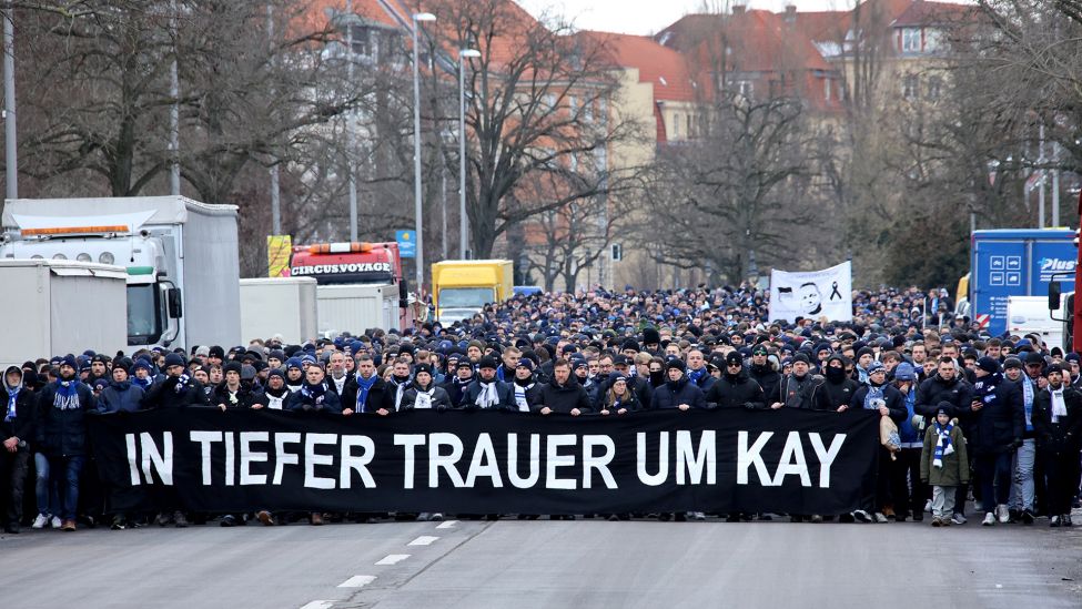 Trauermarsch der Hertha-Fans fuer Praesident Kay Bernstein (Hertha BSC Berlin). (Quelle: dpa/Engler)