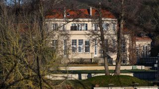 Archivbild: Blick auf ein Gästehaus in Potsdam, in dem AfD-Politiker nach einem Bericht des Medienhauses Correctiv im November an einem Treffen teilgenommen haben sollen. (Quelle: dpa/Kalaene)