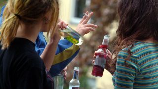 Symbolbild: Jugendliche trinken in der Gruppe alkoholhaltige Getränke. (Quelle: dpa/Füssel)