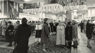 Amerikawoche ab 26.3.1965: Dekoration in der Textilabteilung mit Mode aus den USA im Kaufhaus des Westens (KaDeWe) in Berlin-Charlottenburg. (Quelle: akg-images)