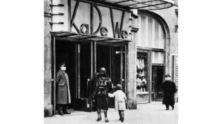 Eingang Passauer Str. Berlin-Schöneberg, Kaufhaus des Westens, Wittenbergplatz (1906/07 erbaut v. Johann Emil Schandt). (Quelle: dpa/akg-images)