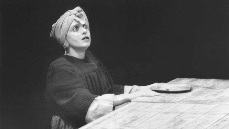 Katharina Thalbach als Lady Macbeth im November 1987 in dem Theaterstück "Die Tragödie des Macbeth" von William Shakespeare, Schiller-Theater Werkstatt, Berlin, Regie: Katharina Thalbach. (Quelle: dpa/Sammlung Richter/LB/Binder)