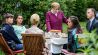 Miss Merkel (Katharina Thalbach, 4.v.l.) löst den Mordfall, während ihre geladenen Gäste aufmerksam zuhören (undatiert).