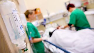 Symbolbild: Medizinisches Personal versorgt in einem Krankenhaus einen Patienten. (Quelle: dpa/Sven Hoppe)