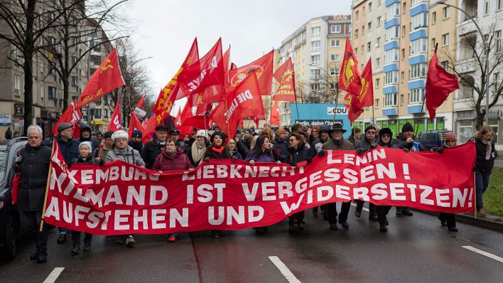 Archivbild: Zahlreiche Menschen nehmen an einer Demonstration zum Gedenken für Rosa Luxemburg und Karl Liebknecht anlässlich des 105. Jahrestages ihrer Ermordung teil. (Quelle: dpa/Carstensen)