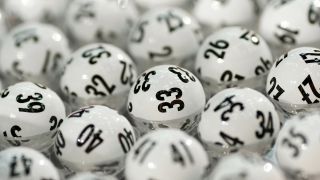 Symbolbild: Die offiziellen Lotto-Kugeln. (Quelle: dpa/Fredrik von Erichsen)